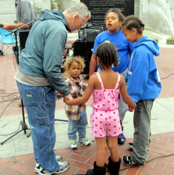 FRANK PRAYS WITH CHILDREN AT UN PLAZA